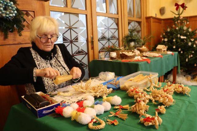 Už jen do čtvrtku 11. prosince potrvá v Městském domě výstava věnovaná kouzlu českých Vánoc. Tradiční podívanou s ukázkami lidových řemesel připravilo i letos Středisko volného času Atlas a Bios. K vidění jsou výrobky ze slámy, šustí, skla i keramiky. Nechybí ani vizovické pečivo nebo staročeský perník. Zajímavostí letošního ročníku je keramický betlém umístěný ve skleněném demižonu.Výstava v Městském domě je dnes a zítra k vidění od 9.30 do 17.30 hodin a ve čtvrtek od 9.30 do 15.30 hodin. Návštěvníci mohou ještě dnes odpoledne zhlédnout výrobu dekorací z ovčí vlny a zdobení perníčků. Ve středu budou ukázky řemesel pokračovat – na dopoledne je naplánováno tvoření ozdob z perliček a odpoledne patchwork. Ve čtvrtek se pak návštěvníci v průběhu dne budou moci seznámit s postupem výroby slámových hvězd.