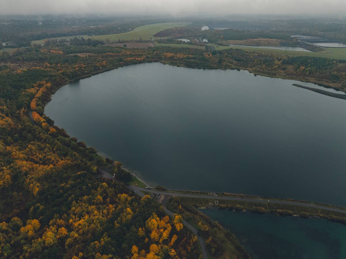 Zastupitelstvo města Karviné na svém pondělním zasedání schválilo odkup pozemků od státního podniku DIAMO v atraktivní lokalitě Darkov, v těsné blízkosti Karvinského moře. Pozemky město využije k vybudování nového parkoviště, které výrazně zlepší dostupnost a komfort návštěvníků této oblíbené rekreační zóny. „Parkování u Karvinského moře je v tuto chvíli velkou slabinou této krásné a stále oblíbenější lokality. V posledních letech tam nastal doslova boom – lidé sem jezdí relaxovat, sportovat, trávit volný čas s rodinami. Místo se neustále zlepšuje a rozvíjí, ale chybějící parkovací kapacita je problém, který bylo potřeba řešit. V příštích dnech bude podepsána kupní smlouva a začneme připravovat projekt na samotnou stavbu. Uvidíme, v jakém časovém horizontu se nám to podaří zrealizovat,“ uvedl primátor Karviné Jan Wolf (SOCDEM). Celková kupní cena pozemků, které nyní přecházejí z vlastnictví státu na město, činí podle znaleckého posudku přibližně 2,4 milionu korun. Po dokončení převodu se zahájí přípravy na realizaci parkoviště. Město už má k dispozici několik návrhů řešení, o jejichž podobě se nyní jedná.  Karvinské moře je v posledních letech stále populárnější místem pro odpočinek, koupání, různé druhy sportů i pro pořádání akcí. V lokalitě už vznikla například cyklostezka, písečná pláž i nová mola. Město lokalitu dále zvelebuje. Nové parkoviště je dalším logickým krokem v její proměně.