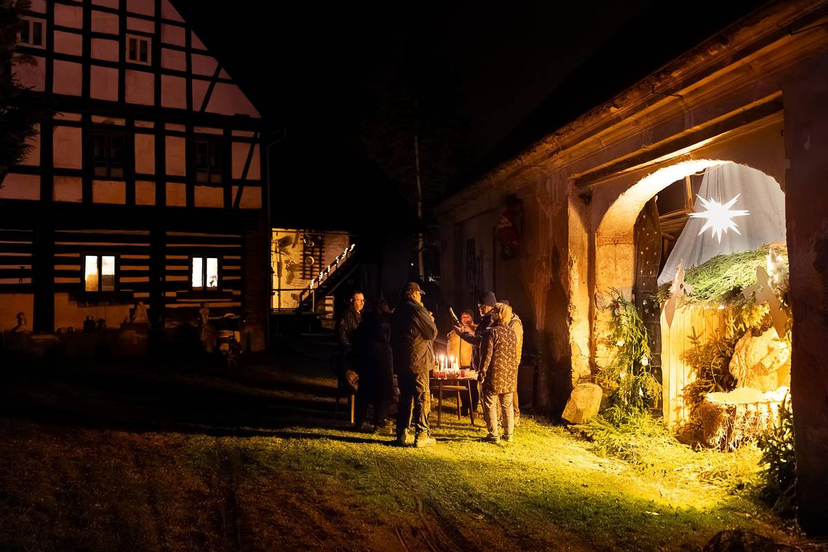 Fotogalerie 💎 >>> I okrajové části města Hrádek nad Nisou mají své předvánoční tradice. Nejznámějším václavickým zvykem je setkání a zpívání koled dopoledne na Štědrý den. Uskutečňuje se před stodolou s betlémem u Špičky. Na stejném místě se v neděli rozsvěcela i druhá adventní svíce.