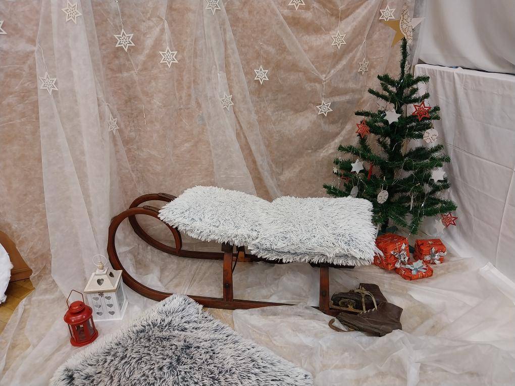 Ve čtvrtek 4. prosince 2025 jsme pro veřejnost, rodiče a žáky připravili vánoční jarmark s tvořivými dílnami. Žáci všech tříd a děti MŠ vyrobili různé maličkosti s vánoční a zimní tématikou. V tvořivých dílničkách si všichni mohli ozdobit a sníst perníčky a vyrobit vánoční ozdoby.