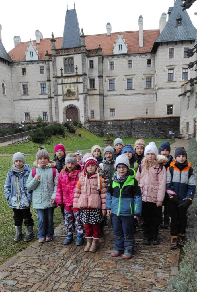 Děti z 1., 2. a 3. ročníku vyrazily ve čtvrtek 4. 12. do Žlebů na zámek. Čekalo je zde kouzlo Vánoc v zámeckém kabátě. Užívaly si nádherně vyzdobené komnaty a poslechly si příběhy o tom, jak slavili Vánoce naši předci. Dokonce ochutnaly i cukroví...
