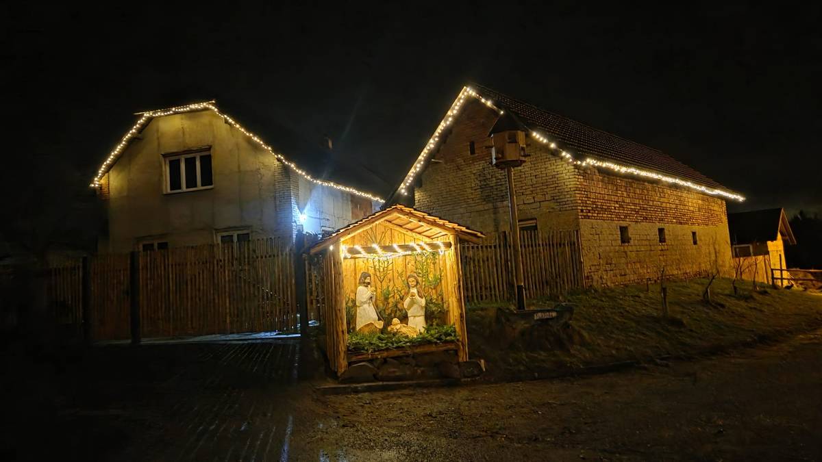 Dnes jsem dostal zprávu, že Kuklínští mají nový betlém , tak se tam zajděte s dětmi podívat.