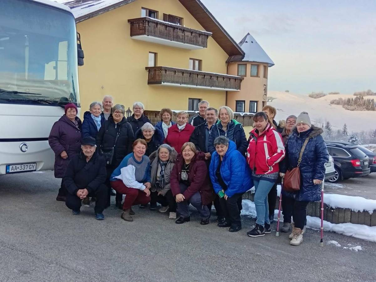 Hnúšťa,8.12.2025 - V dňoch 26. 11. – 1. 12. 2025 sa naši seniori zúčastnili rehabilitačného pobytu v hoteli Bránica pri obci Belá, neďaleko Terchovej. Zo ZO SZZP sa pobytu zúčastnilo 16 členov, ostatní pricestovali zo ZO SZPB a seniorského klubu.