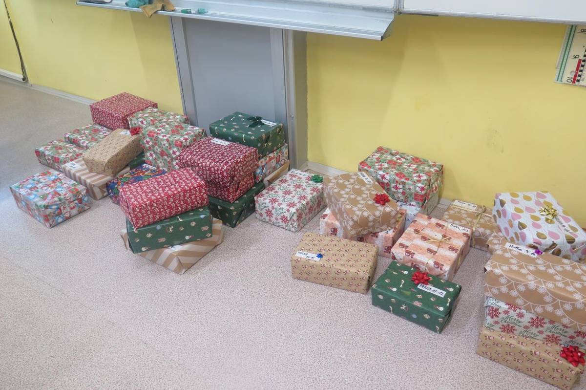Milí žáci, rodiče, pedagogové naší školy, rádi bychom Vám touto cestou poděkovali za účast na letošní charitativní sbírce Krabice od bot,kterou pořádá Diakonie ČCE. Cílem je připravit vánoční dárky v krabici od bot pro děti z chudších rodin, dětských domovů a pěstounské péče.