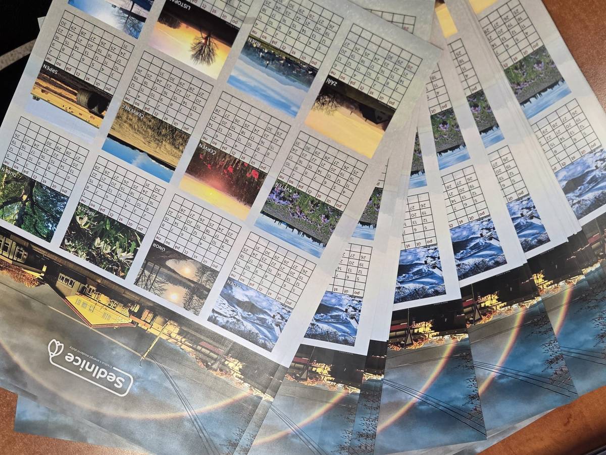 Vážení občané, nástěnný kalendář obce na rok 2026 s 12ti vítěznými fotografiemi ze soutěže O nej fotografii obce Sedlnice je k dispozici na obecním úřadě a na poště zdarma.