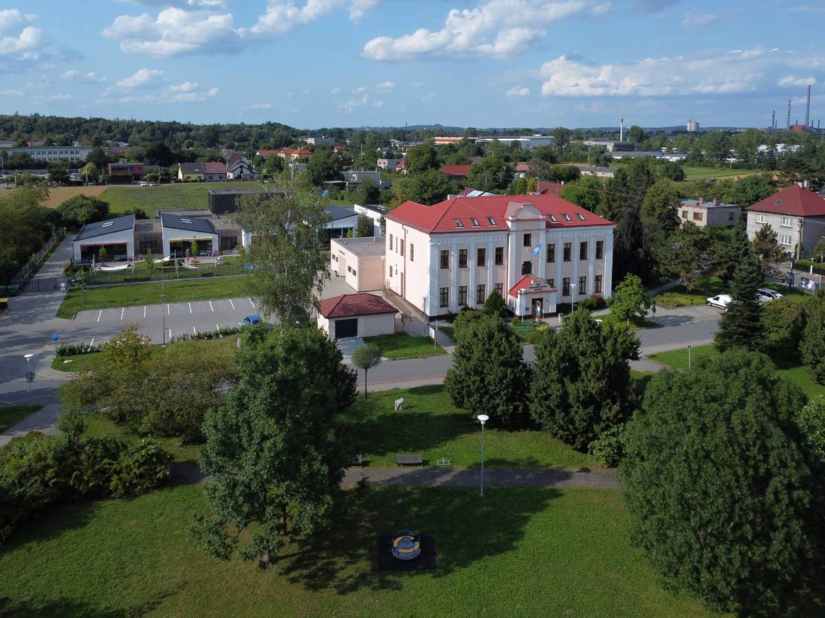 Vážení občané,  připojujeme Vám odkaz pro online sledování zasedání zastupitelstva, které proběhne dnes 10. prosince 2025 od 16:00 hodin v sále Kulturního domu Hrabová. V případě osobní účasti jste srdečně zváni.