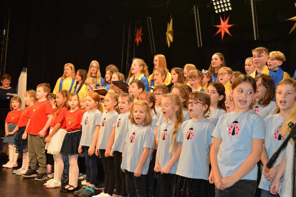 Roudnický dětský sbor a jeho přípravky Srdíčka a Sluníčka vás naladí na vánoční náladu.