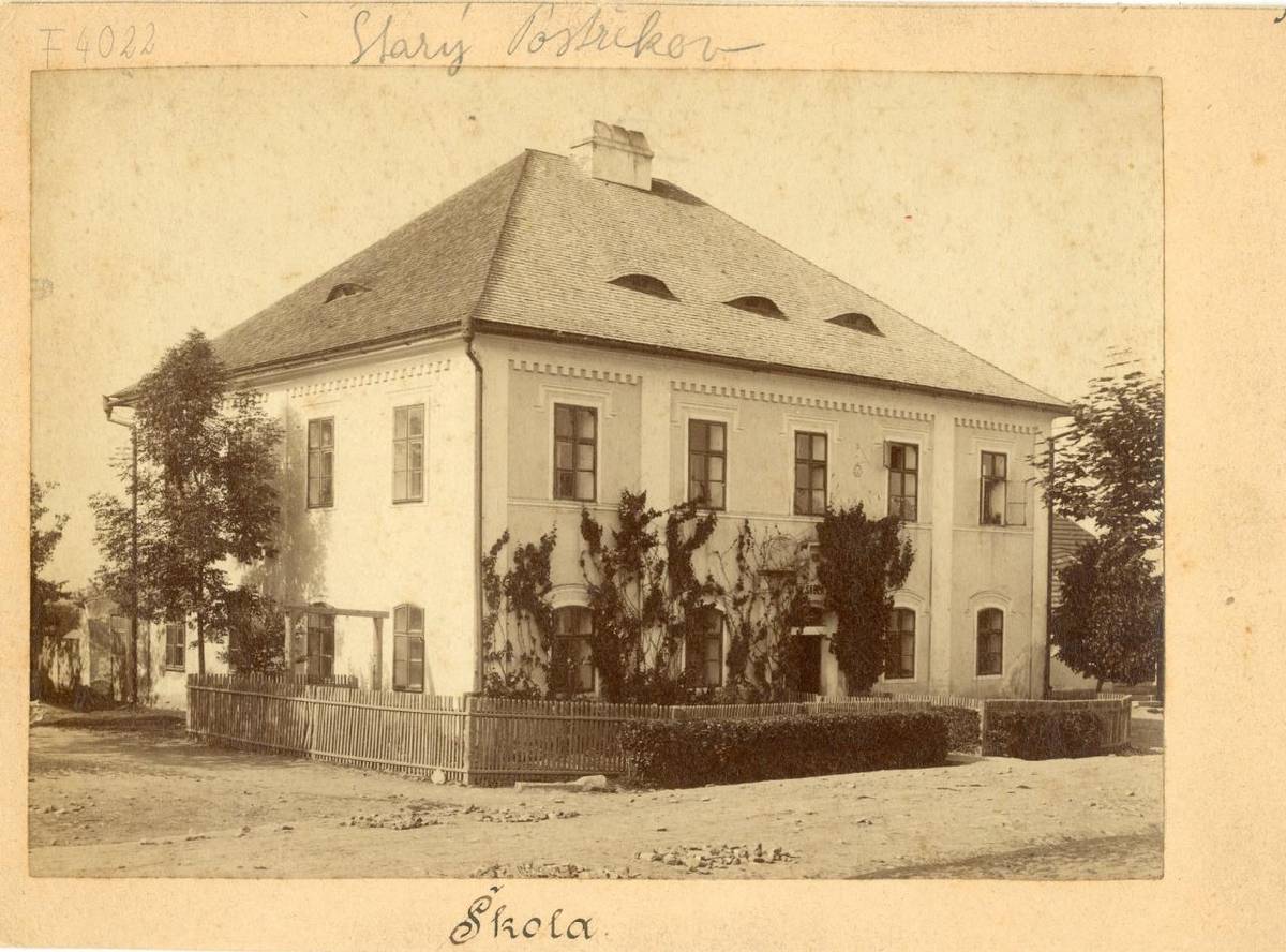 Učinili jsme další důležitý krok k plánované obnově a novému využití budovy bývalé obecné školy č. p. 100.