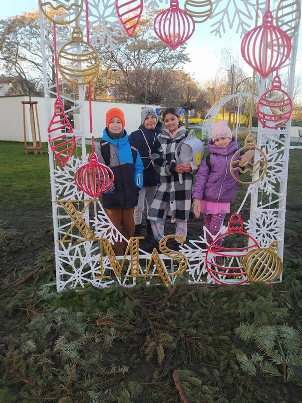 Dne 10. 12. 2025 jsme si udělali školní výlet do Kladna. Naším prvním cílem byla zámecká zahrada, kde jsme si prohlédli krásnou vánoční výzdobu. Poté jsme se přesunuli na Náměstí Starosty Pavla, kde jsme obdivovali vánoční strom a sváteční atmosféru celého prostoru.