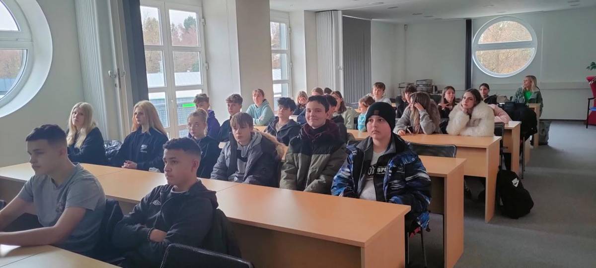 Dne 11. prosince 2025 se žáci 8. a 9. třídy zúčastnili exkurze u hasičů v Jablonci nad Nisou. Během prohlídky navštívili hasičárnu, cvičný labyrint a měli také možnost si prohlídnout nové hasičské masky a získat informace o práci hasičů.