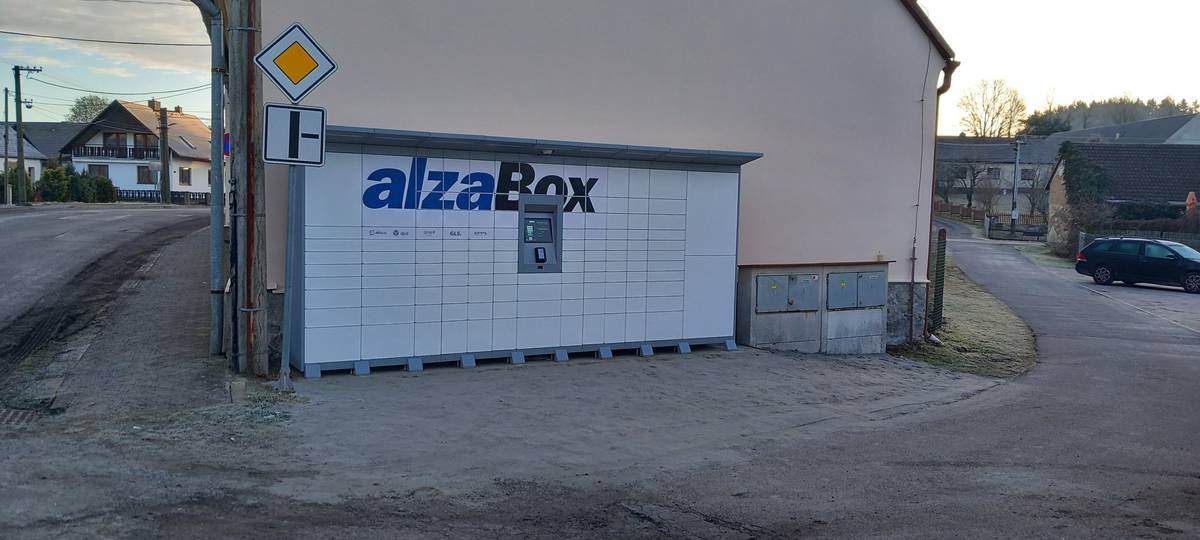 Od 11. prosince byl v naší obci zprovozněn ALZAbox - dokáže vydávat a přijímat zásilky pro alza.cz, DPD, PPL, GSL a ONE by Allegro (WEDO).  Najdete ho u komplexu budov obecního úřadu, resp, u zdi domu čp.88. viz mapka.  Podrobné info bude ve Zpravodaji 12/2025. /EvaTkadlečková/