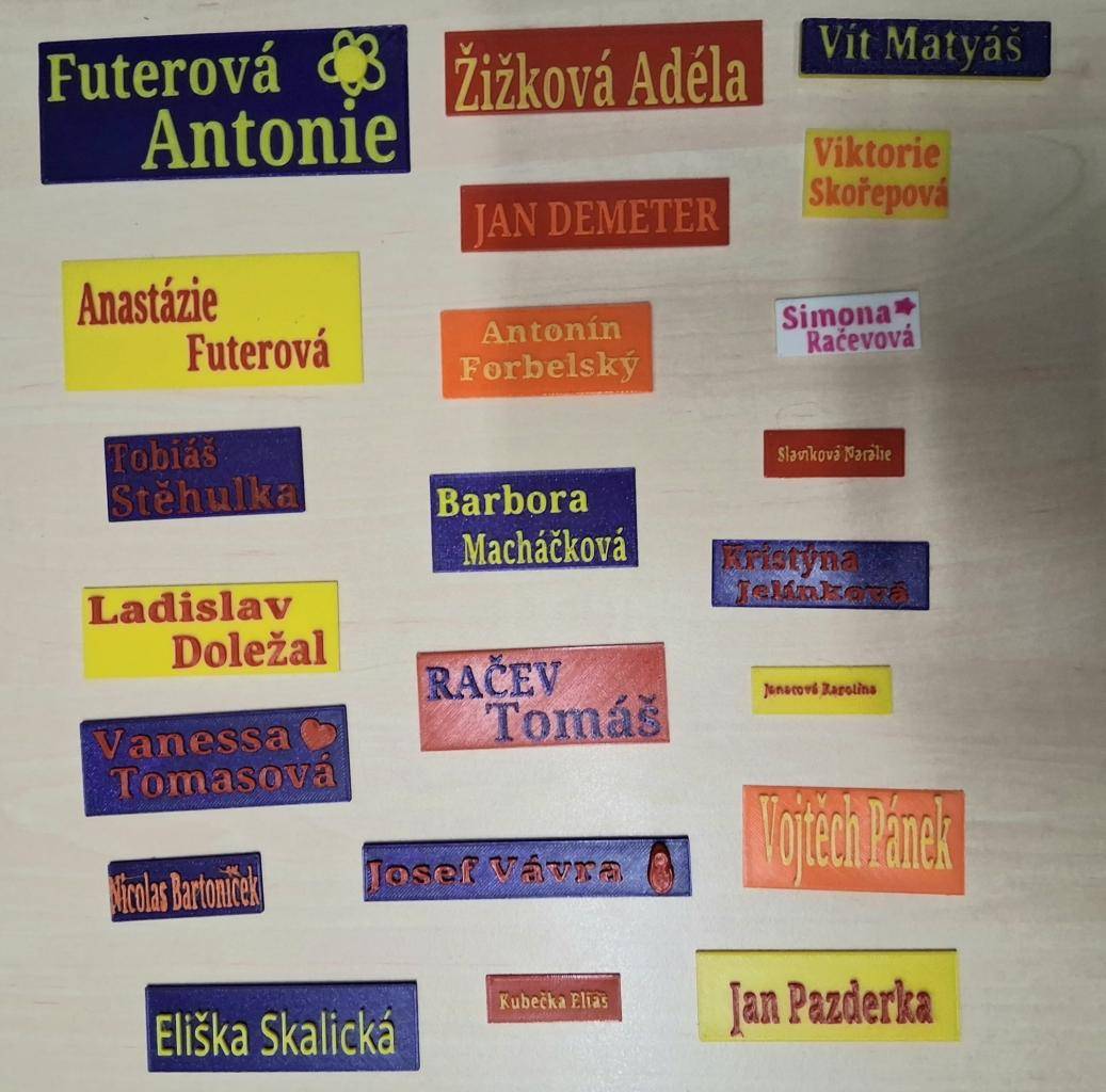 Deváťáci dostali v rámci předmětu pracovní činnosti zajímavý úkol – vytvořit na počítači vlastní návrh jmenovky pro žáky 6. třídy. Tvar, barva i celkový vzhled cedulky byly zcela na jejich kreativitě, takže dostali prostor ukázat originalitu a nápaditost.