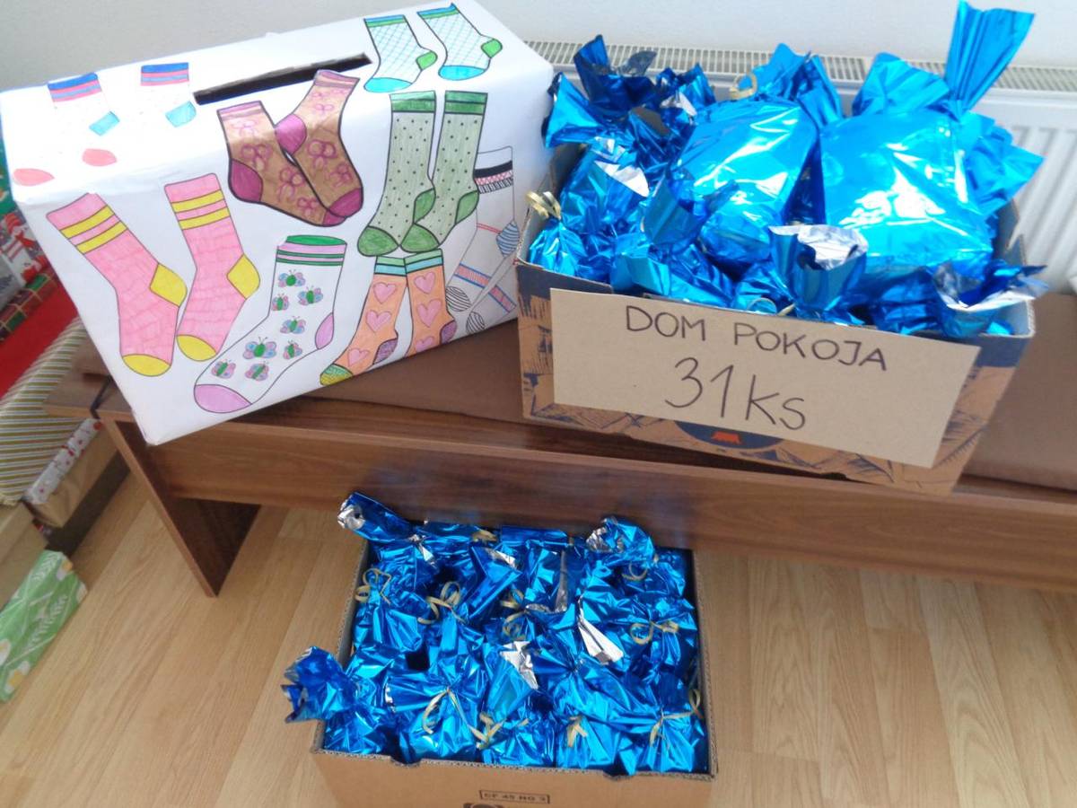 Aj do nášho zariadenia zavítal Mikuláš a priniesol balíčky pre našich starkých.   Všetci sa balíčkom veľmi potešili, veď každý si rád pochutí na sladkej dobrotke.