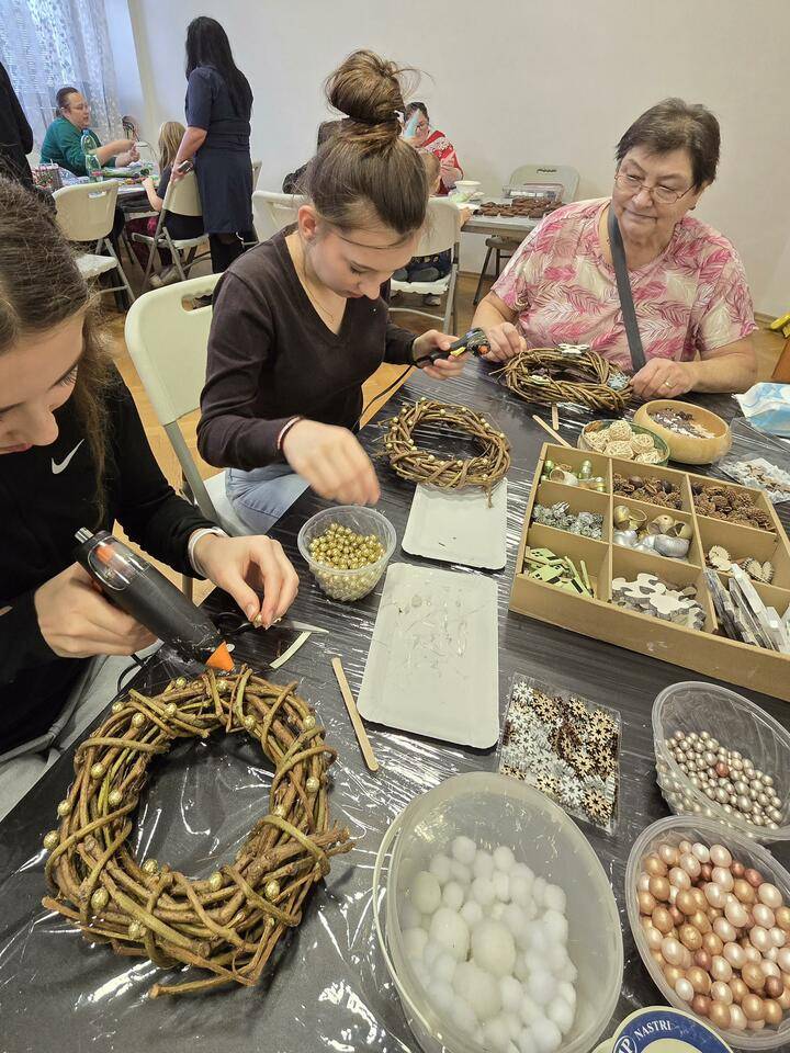 Na našem úřadě to v úterý 9. prosince vonělo Vánocemi! 🎄 Tradiční vánoční dílna se opět vydařila a přinesla spoustu radosti i krásných výrobků. Každý, kdo přišel, si mohl vlastnoručně vyrobit dekoraci, která mu doma vykouzlí sváteční atmosféru. Co všechno se tvořilo? ✨ Ozdoby na stromeček – od klasických po originální, třeba z lízátek! ✨ Proutěné věnce, které se proměnily v nádherné adventní dekorace. ✨ Papírová přáníčka, protože ručně psané slovo má pořád své kouzlo. ✨ Veselí sněhuláčci, kteří rozzáří každý stůl. ✨ A samozřejmě zdobení voňavých perníčků – bez toho by to nebyly pravé Vánoce. Atmosféra byla skvělá – tvořilo se, povídalo, smálo a všude bylo cítit nadšení. Děkujeme všem, kteří přišli, a těšíme se zase příští rok!