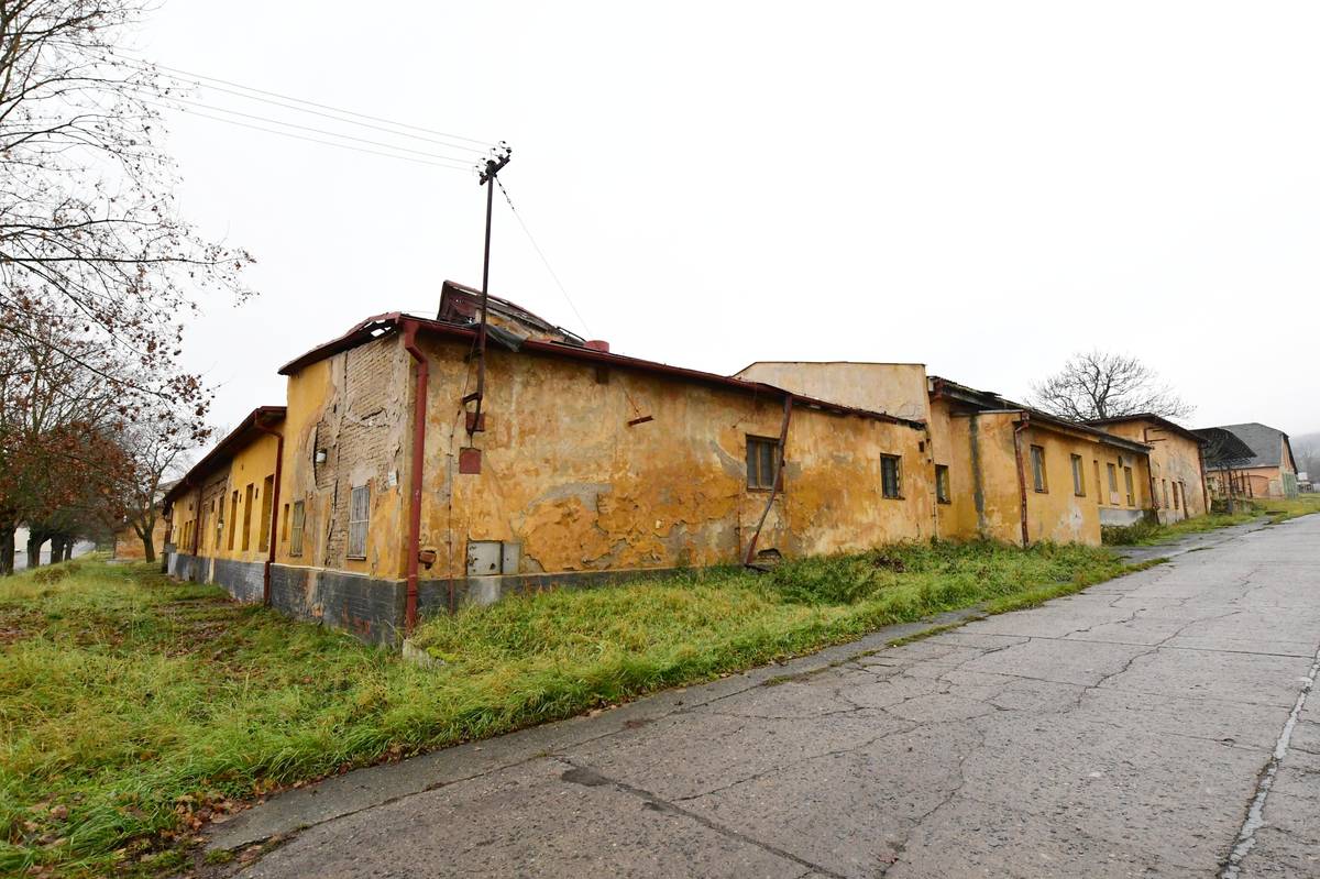 Zastupitelé dali zelenou další proměně areálu bývalých kasáren pod Radobýlem. Na dnešním zasedání schválili prodej pozemků, na nichž má v příštích letech vyrůst až 120 nových bytů. Vítěz veřejné soutěže za ně městu zaplatí bezmála 12,5 milionu korun. Prodej se týká plochy o rozloze 3 426 metrů čtverečních, na níž dnes stojí mimo jiné bývalá vojenská jídelna a kinosál. Lokalita sousedí s budovou archivu a tělocvičnou Městských sportovních zařízení.  Novým vlastníkem se stane litoměřická společnost GL Konstrukce, která se podpisem smlouvy v první fázi zaváže ke stavbě bytového domu. Dokončení musí zajistit nejpozději do sedmi let od uzavření kontraktu. „Smlouva nastavuje poměrně přísné podmínky, jejichž nesplnění by znamenalo sankce. Například do jednoho roku od podpisu musí investor získat stavební povolení a do sedmi let mít stavbu zkolaudovanou,“ nastínil místostarosta Litoměřic Jiří Adámek a doplnil, že tento prodej byl připravován dlouhodobě s důrazem na jistotu, že byty na místě skutečně vzniknou.     „Cílem je určit také ráz další výstavby v této lokalitě, například využití podzemního parkování a pomyslně tak odstartovat rozvoj nové městské části,“ doplnil místostarosta. Dokument rovněž určuje základní parametry plánované výstavby, například maximální výšku v podobě čtyř nadzemních podlaží. V přízemí mají kromě bytů vzniknout také nebytové prostory pro různé služby. Parkování rezidentů bude řešeno formou podzemních garáží. V Litoměřicích nepůjde o jedinou lokalitu, kde v příštích letech vyrostou nové byty. Osmatřicet nových bytů nabídne projekt společnosti Armex Vavřinecká. Ta je plánuje vystavět na místě bývalého železářství ve Vavřinecké ulici. Ještě předtím ale celý objekt čeká demolice. Podle zástupce společnosti Armex Invest Ludvíka Langera by demolice měla začít příští rok na jaře. Ještě v letních měsících bude zahájena stavba, jejíž dokončení je plánováno na konec roku 2027. První majitelé by se do svých bytů tak mohli stěhovat v první polovině roku 2028. „Už v nejbližších dnech začneme jednotlivé byty zájemcům nabízet prostřednictvím našeho webového portálu. Bude se jednat o byty různých velikostí, od 32 do 112 metrů čtverečních. Součástí komplexu budou nebytové prostory v přízemí a parkoviště pro rezidenty ve dvorním traktu budovy,“ uvedl Ludvík Langer.    Právě rezidentní parkování umožnilo v uplynulých letech prodejem pozemků město Litoměřice, s tím, že dotčenou plochu nelze využít jinak, než jako plochy pro parkování či pro dopravní a technickou infrastrukturu. Na úvodním snímku a ve fotogalerii je lokalita v bývalých kasárnách, která je předmětem prodeje. Fotogalerie níže ukazuje vizualice chystaného bytového domu ve Vavřinecké ulici (se souhlasem Armex Invest).  {gallery}02025/kasarna_pozemky/{/gallery} {gallery}02025/vavrinecka_vizualizace{/gallery}