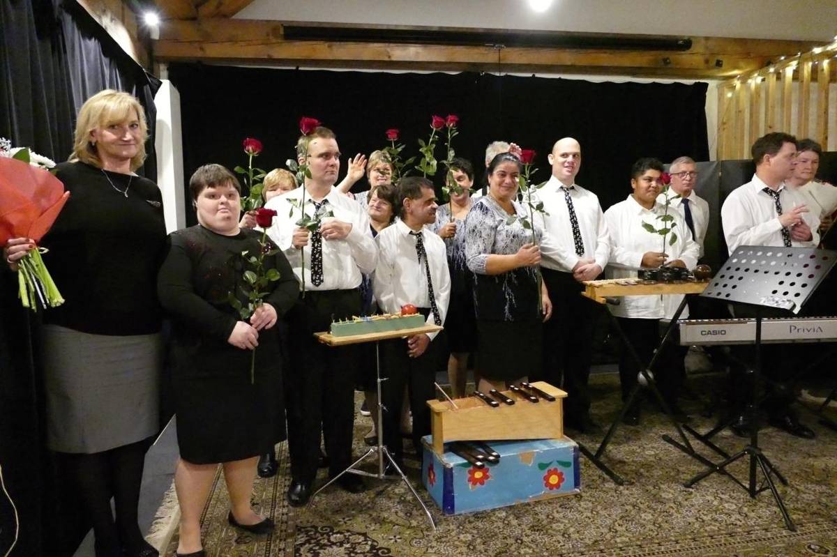 Vánoční písně a koledy v podání pěveckého kroužku Domova Laguna Psáry pod vedením paní učitelky Venduly Štanclové se konal v Klubu Bára.