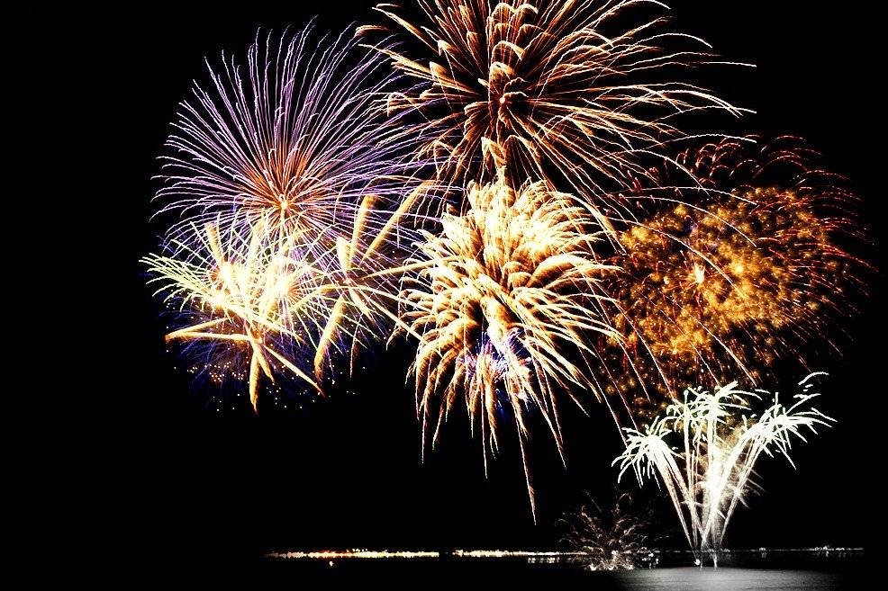 Vážení sousedé, od 1. 12. 2025 začíná platit nová právní úprava týkající se používání zábavní pyrotechniky. Přinášíme vám přehled nejdůležitějších změn a informací, které se dotýkají i našeho území. 1. Celostátní zákaz v ochranném pásmu 250 m Všechny druhy pyrotechniky kromě kategorie F1 je nově zakázáno používat ve vzdálenosti 250 metrů (nebo dál podle bezpečnostní vzdálenosti uvedené výrobcem) od tzv. chráněných objektů. Jde zejména o:  nemocnice a další zařízení poskytující lůžkovou zdravotní péči, domovy seniorů, zařízení pro osoby se zdravotním postižením, stacionáře a centra denních služeb, útulky, záchranné stanice či centra, zoologické zahrady, evidované chovy hospodářských zvířat a další objekty vedené v evidenci podle zákona o zemědělství.    2. Kategorie F1 zůstává povolená Nejméně nebezpečná pyrotechnika (např. prskavky, malé fontánky, drobné efekty) zůstává i po 1. 12. 2025 legálně použitelná běžnými občany. Obec nemůže tuto kategorii celoplošně zakázat ani omezit. 3. Pravomoci obce – nová OZV Obce mohou prostřednictvím obecně závazné vyhlášky určit další místa nebo časy, kde se pyrotechnika nesmí používat. Platí však omezení:  obec nemůže zakázat kategorii F1, obec nemůže vyhláškou zakázat profesionální ohňostrojné práce (F4 nebo T2) prováděné podle zákona (např. profesionální ohňostroje při akcích).  4. Změny v prodeji pyrotechniky  Pyrotechniku mimo kategorii F1 nebude možné prodávat na stáncích, tržištích ani provizorních místech – pouze v kamenných prodejnách. Online prodej je zpřísněn, nikoli zakázán: musí probíhat s ověřením věku a u některých kategorií s následným výdejem v autorizovaném místě.  5. Mapa zákazových zón Ministerstvo zemědělství připravilo veřejně dostupnou mapu, kde si každý může ověřit, zda se jeho dům, ulice nebo pozemek nachází v chráněném pásmu, kde je použití silnější pyrotechniky zakázáno. https://agrigis.gov.cz/portal/apps/instant/basic/index.html?appid=ded81b51ac6e4ea1b071ef28122f547b Doporučení pro občany  Ověřte si před použitím pyrotechniky, zda se nenacházíte v ochranném pásmu (dle mapové aplikace je celé zastavěné území Nedomic v ochranném pásmu) Zvažte používání tišších efektů nebo kategorie F1, zejména v hustě obydlených částech obce. Pokud plánujete větší ohňostroj v rámci akce, konzultujte věc předem s obecním úřadem. Buďte ohleduplní vůči sousedům, seniorům, nemocným a také domácím i hospodářským zvířatům.  Věříme, že tato úprava přispěje k větší bezpečnosti, ohleduplnosti a klidu v naší obci. Děkujeme za dodržování pravidel.