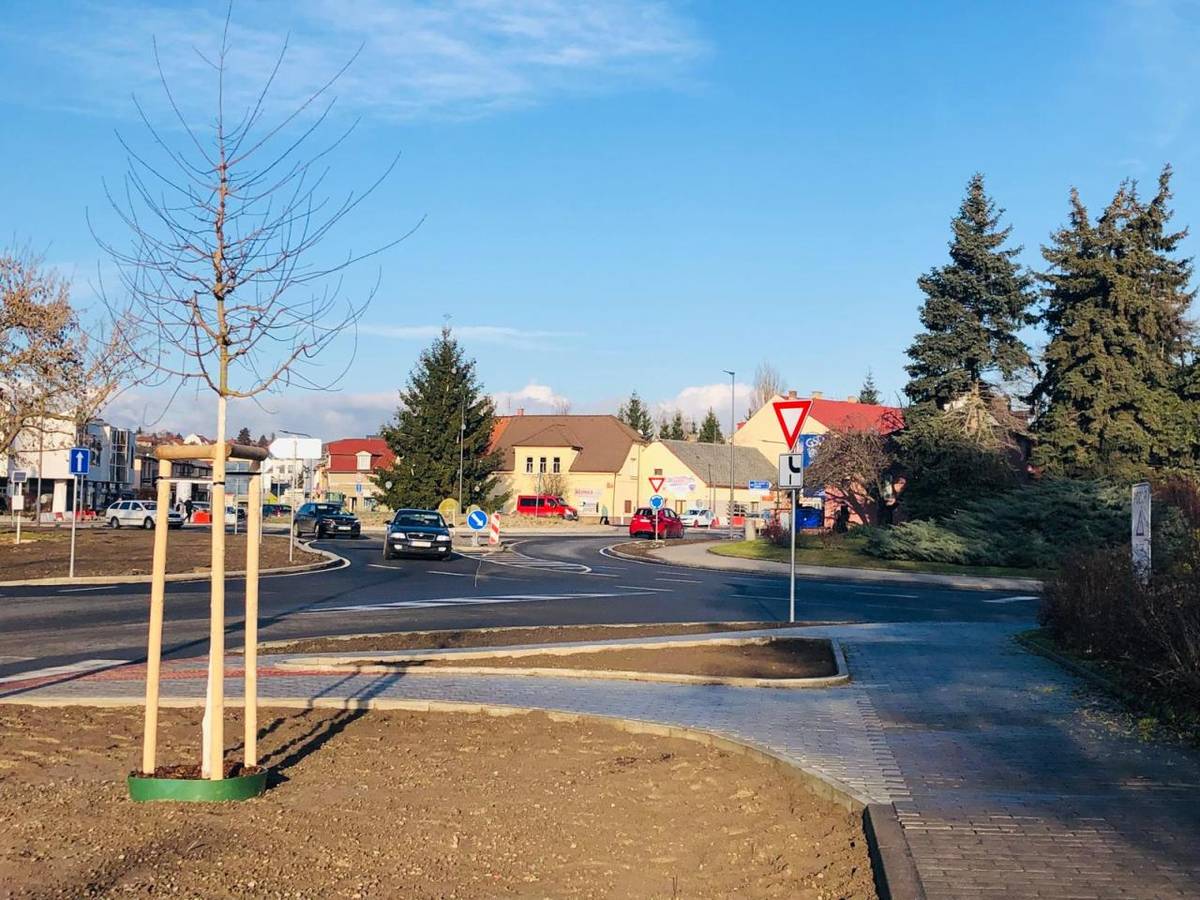 Vážení spoluobčané,  od pondělí 1.12.2025 jsou komunikace dotčené stavbou „II/610 Tuřice – Kbel (Benátky nad Jizerou průtah)“ uvedeny do předčasného užívání (nám. Na Burse, ul. Bratří Bendů a ul. Pražská směrem na Předměřice).