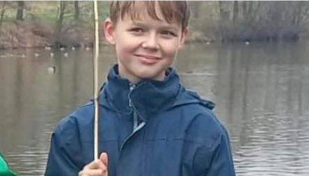 Zlín - Ve čtvrtek ráno odjel do Zlína školy, do které již dvanáctiletý chlapec z Halenkovic nedorazil. Policisté zahájili pátrání a žádají o pomoc. Školák měl při odchodu z domu na sobě modrou bundu, černé kalhoty s bílými pruhy po stranách, vínový batoh a černou čepici. Marek Hejhal měří 140 – 150 cm, má světle hnědé vlasy vystříhané za ušima, je hubený a má nápadně plné rty. Pokud jste chlapce zahlédli, volejte na linku 158 nebo se obraťte na nejbližší policejní služebnu. Z domu odešel v bundě, která je na snímku.