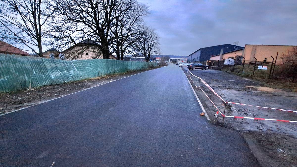 Město pokračovalo v opravách ulic i v letošním roce. Posledními dokončenými stavbami je oprava povrchu v ulici Na Bídnici (viz snímek výše), kde vznikne i příjezdová cesta do právě budovaného sběrného dvora a re-use centra v areálu Technických služeb města a výstavba nové komunikace a dešťové kanalizace v ulici Zelená.  Ani příští rok nebude stavební technika zahálet. „Plánujeme opravy komunikací a chodníků v několika významných ulicích – konkrétně Vrchlického, Pražské, Žižkově, Nerudově a Dobrovského,“ upřesnila Venuše Brunclíková, vedoucí Odboru územního rozvoje Městského úřadu v Litoměřicích. Do finále se pomalu blíží také práce v Krajské ulici (viz snímek dole). Zbývá už jen dodláždit poslední část a celá lokalita v okolí Tyršova náměstí bude kompletně dokončena. „Tento úsek patří mezi nejvýznamnější dopravní body ve městě a jeho úprava přispěje k plynulejšímu provozu i lepšímu vzhledu celé oblasti,“ sdělil investiční technik města Ladislav Pošík. Město zároveň v roce 2026 investuje i do oprav schodišť, která často slouží jako důležité pěší propojení. Nový vzhled dostanou schodiště v ulicích Ladova, A. Muchy a Družstevní. Postupnými opravami procházejí také dětská hřiště. Výměna dosloužilých herních prvků za nové a doplnění dalších proběhla v ulicích Dukelská, Pod Vinicí či Smetanova. „Příští rok navíc skončí po deseti letech udržitelnost Rákosníčkova hřiště na Cihelně, které tak budeme moci konečně zrekonstruovat,“ uzavřel investiční technik města Václav Blecha.