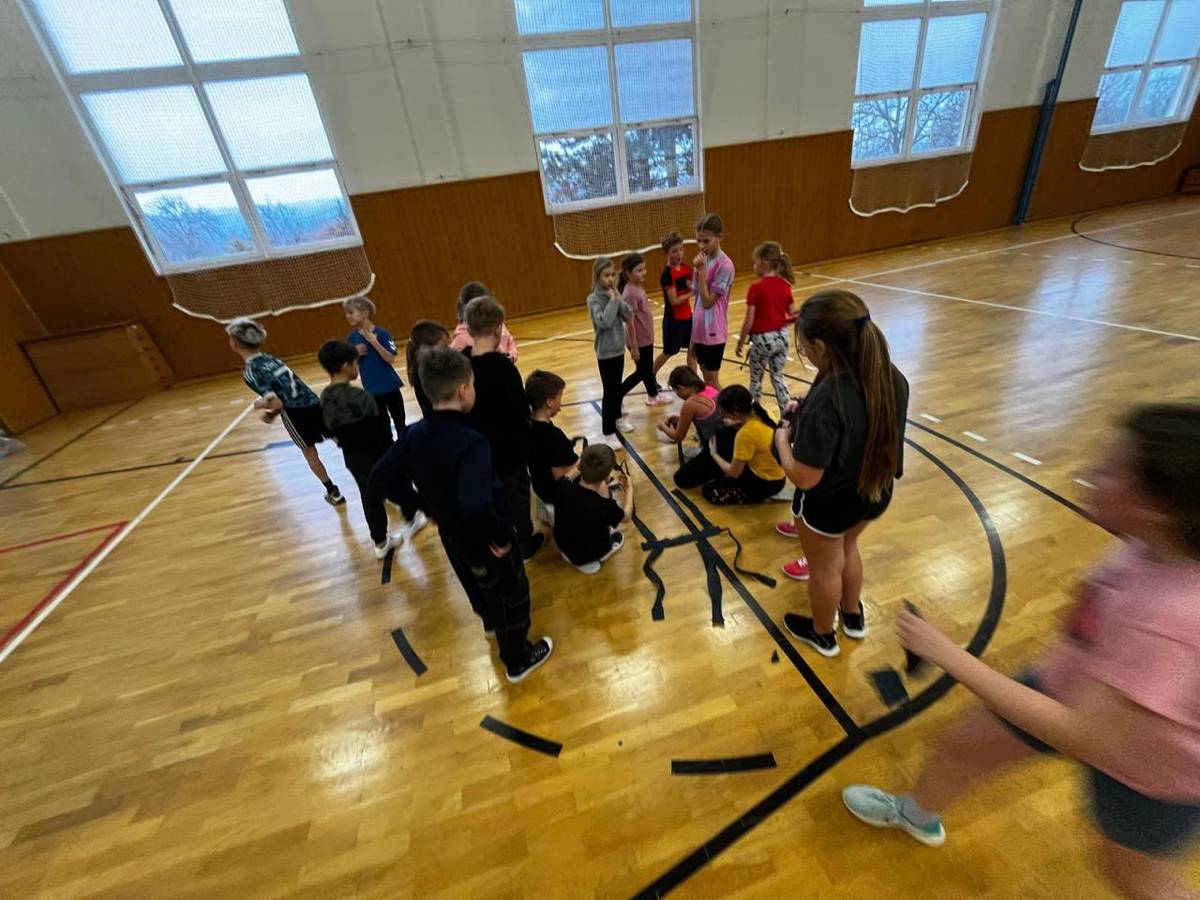 Minulý týden jsme si užívali v čertovském. Od pondělí do pátku jsme vzájemně soutěžili s pátým oddělením. Užívali jsme si jak prohru, tak i vítězství.           Adriána Morovičová, DiS