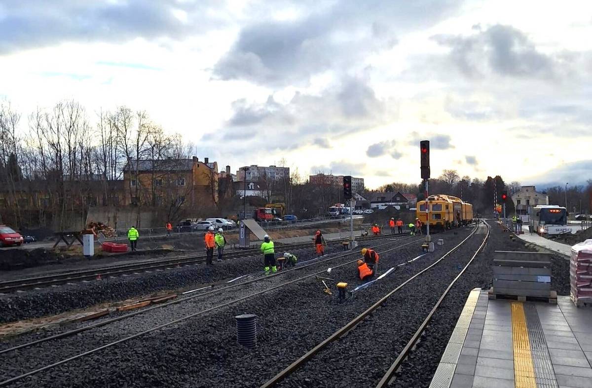 Výluka na železniční trati mezi Chrastavou a Hrádkem nad Nisou se po dohodě Správy železnic, Libereckého kraje a dopravců prodlouží o deset dní. Pojedou až na Štědrý den, ve středu 24. prosince 2025. Původně se počítalo s obnovením provozu už s novým jízdním řádem v neděli 14. prosince. Na trase se ale stále pracuje. První vlak, který projede celou tratí podle nového jízdního řádu, vyjede ze stanice Seifhennersdorf ve středu 24. prosince ve 4:18 hodin. Na trase z Varnsdorfu do Liberce pojedou vlaky 50 minut, což je o 10 minut rychleji než původně. Z Liberce do Žitavy to je nyní 27 minut, což je také zhruba o 10 minut rychlejší. Podle náměstka hejtmana Jana Svitáka bude jízdní řád bez omezení: „Dohodnuté úpravy ve stanici Hrádek nad Nisou v tomto období nám zajistí, že budeme moci od 24. 12. 2025 nabídnout cestujícím jízdní řád bez omezení. Věříme, že aktualizovaný harmonogram návazných činností už nedozná výrazného zdržení tak, aby na konci dubna 2026 bylo v Hrádku zcela hotovo.“ Rekonstrukce rušné trati se protáhla, původně měla výluka skončit už v září, pak se termín posunul na 27. listopadu, nakonec je ještě o měsíc delší. Důvodem je především rozšíření původně plánovaných prací. Správa železnic využila souběžné rekonstrukce navazujícího úseku v Polsku a opravy tak mohla provést ve větším rozsahu až ke státní hranici. Díky tomu se výrazně zlepší technický stav tratě i možnosti rychlejší jízdy vlaků. Do harmonogramu zasáhly také komplikace při stavbě nového podchodu v Hrádku nad Nisou a přeložky inženýrských sítí. Na společném jednání všech zúčastněných se podařilo najít řešení, které umožní plynulé křižování vlaků a zároveň provizorní zpřístupnění podchodu ještě během výluky, aby byl přestup na autobusy pro cestující co nejpohodlnější. Kratší prodloužení výluky tak přinese výrazně kvalitnější výsledek celé modernizace a komfortnější cestování do budoucna. Mezi vlaky půjde přestupovat nejen v Liberci, ale nově také každou celou hodinu v Žitavě. To zásadně rozšíří možnosti cestování. Do Varnsdorfu, Drážďan, Zhořelce, resp. Berlína tak budou od Liberce vlaková spojení v hodinovém intervalu, která se svou rychlostí již přiblíží jízdě autem. Ve všední dny je pro dojížďku studentů i pracujících upřednostněno přímé spojení mezi Varnsdorfem a Libercem. O víkendech se pak pravidelně střídají přímé spoje z Liberce do Varnsdorfu i do Drážďan. Ve špičkách je i nadále počítáno s vloženými posilovými spoji mezi Libercem a Hrádkem nad Nisou a v ranních hodinách bude zaveden nový posilový vlak s příjezdem v 7:07 hodin do Liberce, který tak zkrátí interval v ranní špičce mezi vlaky s příjezdy v 6:51 a 7:29 hodin. Několik měsíců bude na trati probíhat zkušební provoz s testováním přesnosti, při kterém se omezí čekání linek L7 a RE2 na jiné opožděné přípoje. Filip Trdla, mluvčí LK Eva Jiříčková Foto: archiv Libereckého kraje