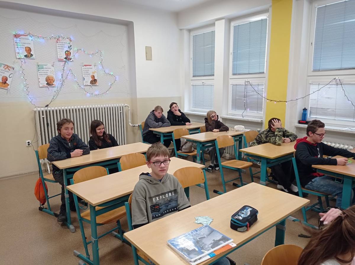 V úterý jsme navštívili ZŠ B. Němcové a nahlédli jsme do vyučování. Hodiny byly velmi pestré a plné aktivit. Účastnili jsme se vyučovacích hodin v 8. ročnících. Měli jsme příležitost vidět a zapojit se do hodin matematiky, zeměpisu, přírodopisu a anglického jazyka. Byla to velmi obohacující návštěva