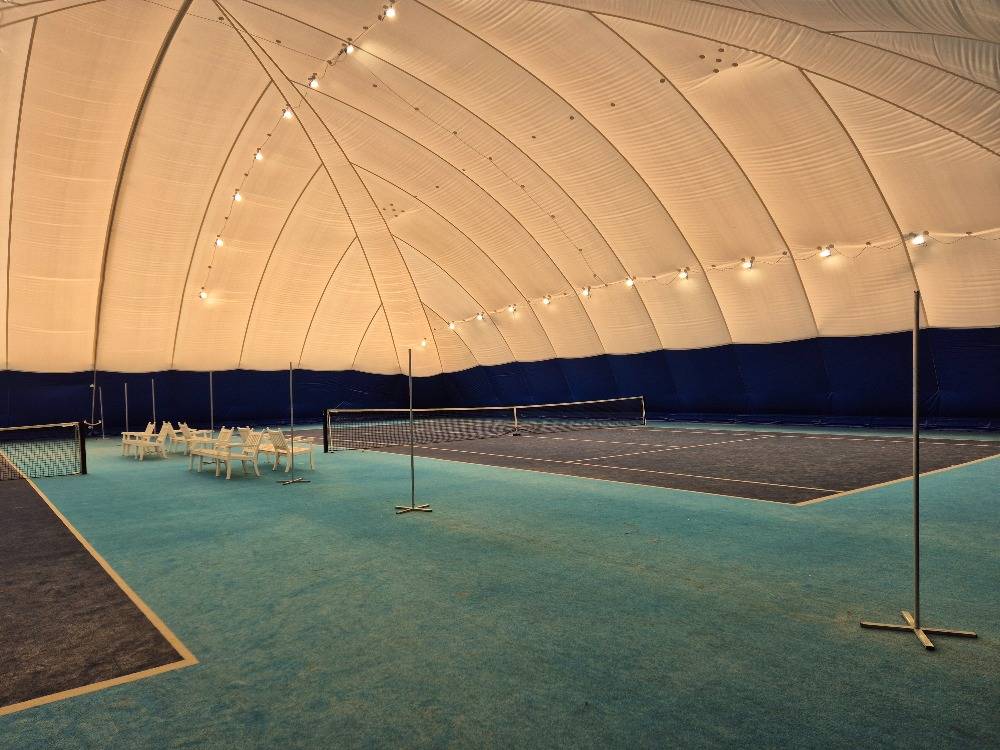 Tenisová hala Markvartovice nabízí možnost objednání volných hracích hodin, vše na rezervačním systému na obecních stránkách (viz odkaz níže).