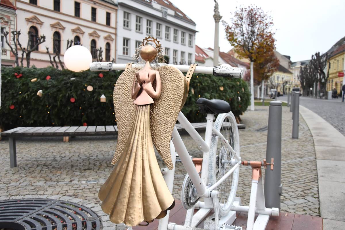 Vianočný bicykel, koledomat, zvoničku, fotorámik či imelo v bráne pod vežou? Všetky atrakcie sú už na svojom mieste pripravené pre návštevníkov predvianočného Trenčína. Najnovšie si môžete od štvrtka 11. decembra 2025 šliapnuť do pedálov jedinečného anjelského bicykla, ktorý je dielom trenčianskeho výtvarníka Jozefa Syrového. Autor je známy svojou nápaditou tvorbou, v ktorej z nepotrebných vecí a [...]Čítať viac...