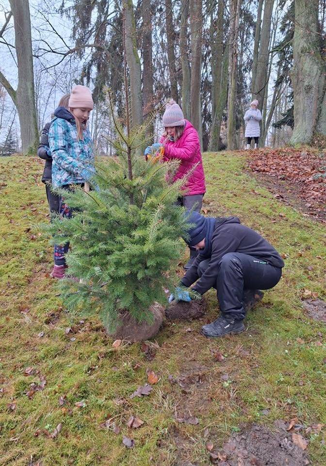5.C si dnes vyzkoušela sázení stromků v městském parku. Děkujeme paní Hlavové a technickým službám za skvělý den!