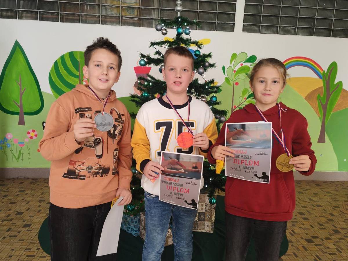 V pátek 5. prosince proběhl v tělocvičně naší školy tradiční Mikulášský turnaj ve stolním tenisu. Turnaje se zúčastnilo 28 žáků, kteří byli rozděleni do 3 kategorií – 4. a 5. třída, 6. a 7. třída a 8. a 9. třída.