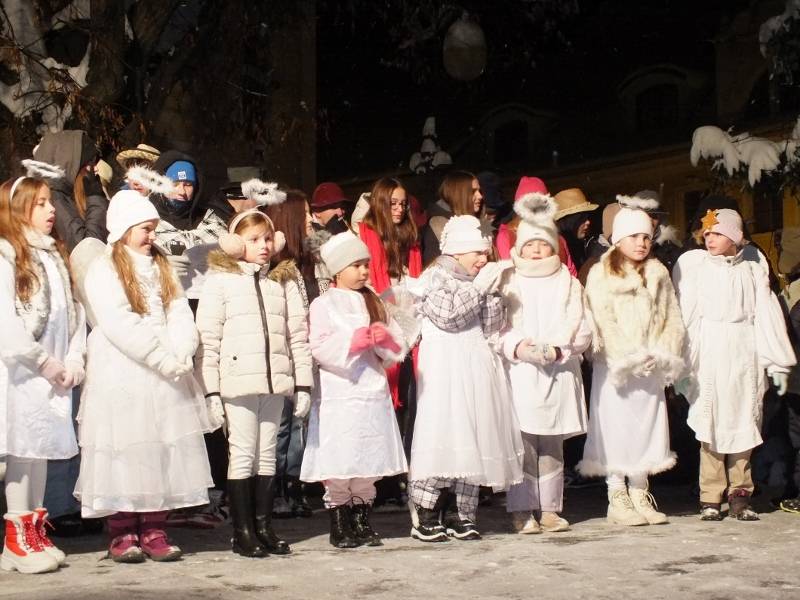 V Rožmitále pod Třemšínem se v sobotu 2. prosince uskutečnil tradiční Vánoční jarmark lidových řemesel a Zahájení adventu.