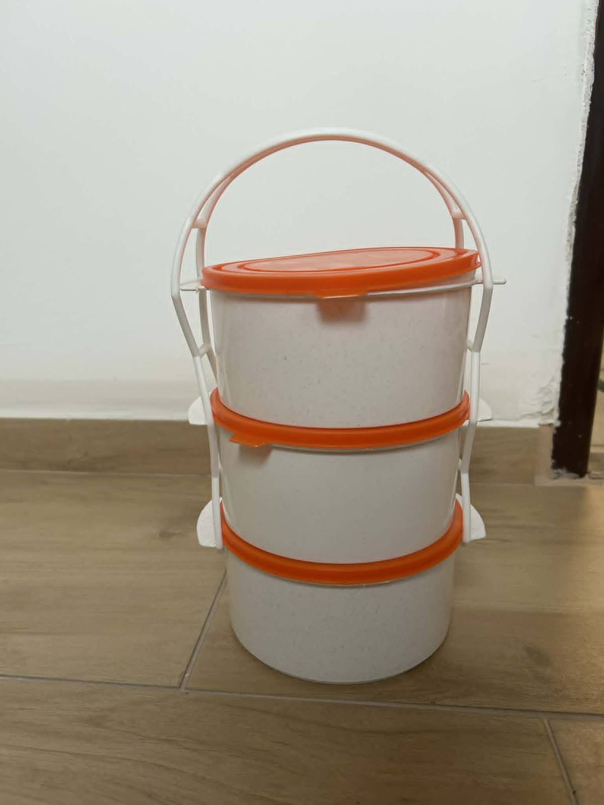 Prosíme všetkých obyvateľov, ktorí minulý rok nevrátili obedáre, v ktorých dostali kapustu, aby ich odovzdali na obecný úrad. Ďakujeme.   Kérünk minden kedves lakost, aki tavaly nem hozta vissza az ebédhordókat, amelyekben a káposztát kapták, hogy juttassák vissza azokat a községházára. Köszönjük.