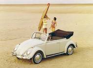 Kabriolet Volkswagen (ročník 1966) byl populární v Americe a měl typickou tamní výbavu včetně pneumatik s bílým proužkem