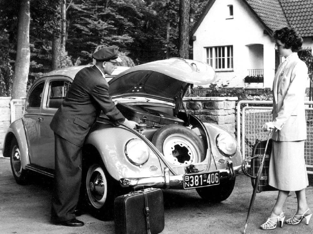 Sympatická dáma odjíždí z hotelu, ale jen aby malý zavazadelník jejího VW pojmul všechny kufry. Pak má ještě malý prostor za zadními opěradly…