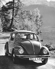 Výlet kolem alpských jezer v „brouku“ ročníku 1977. Značka prozrazuje registraci v bavorském Reichenhallu