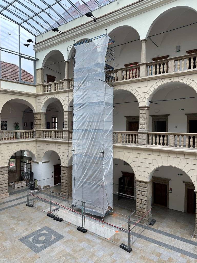 Na hranickém zámku, sídle městského úřadu, v současnosti probíhá výměna klimatizace. To znamená  nutné stavební úpravy ve 3. patře, které si vyžádaly dočasný přesun některých kanceláří.   Zároveň je ve dvoraně instalováno lešení, které umožňuje dopravu materiálů do 3. patra. Omlouváme se za případné nepohodlí a děkujeme za pochopení.