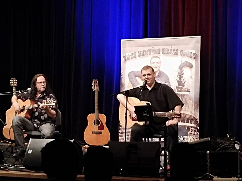 V rožmitálském společenském centru se konal 13. března koncert Františka Nedvěda s kytarovým doprovodem Daniela Kroba nazvaný Z Toronta až na Strahov.