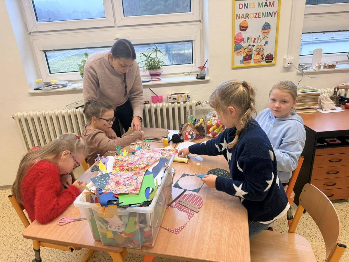 Ve škole proběhlo Vánoční tvoření, které bylo zaměřeno na kreativní aktivity pro děti a jejich rodiče.