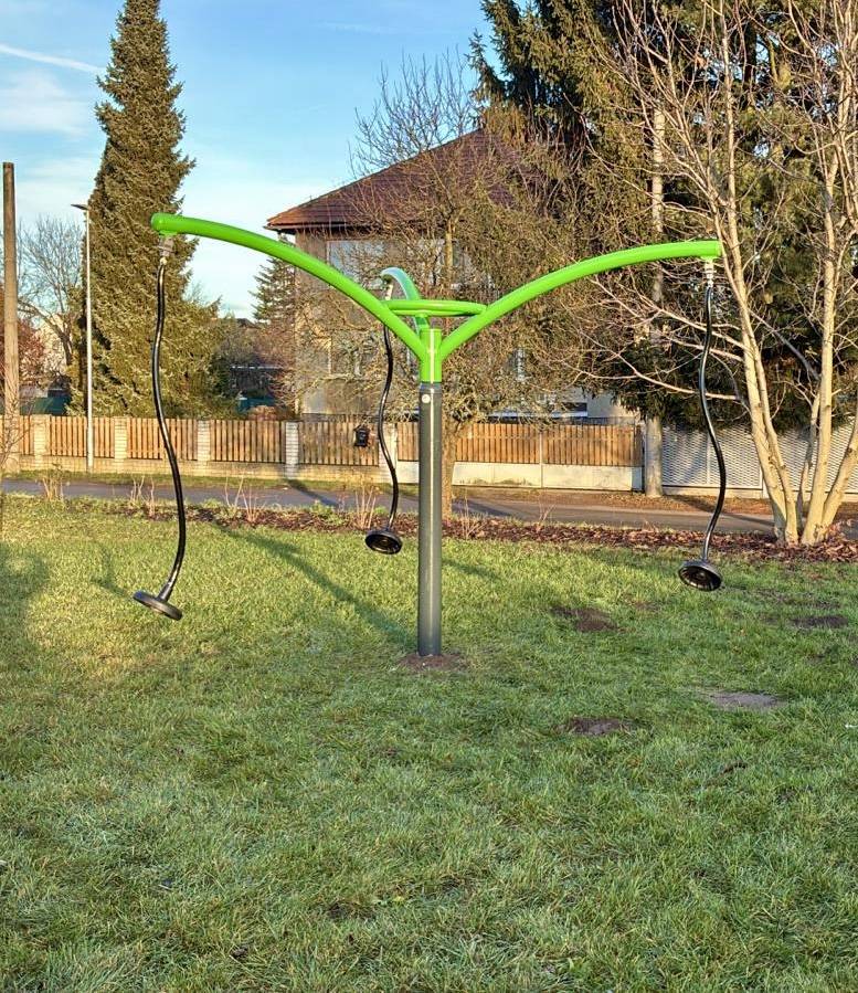 Na dětském hřišti byla nainstalována pružinová houpačka, která přinese radost malým návštěvníkům. U workoutového hřiště je nově umístěn elevační kolotoč pro všechny věkové kategorie.