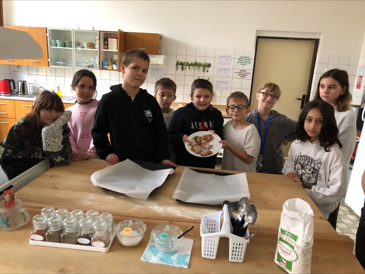 Vánoční pečení perníčků provonělo chodby naší školy a připomnělo adventní čas.
