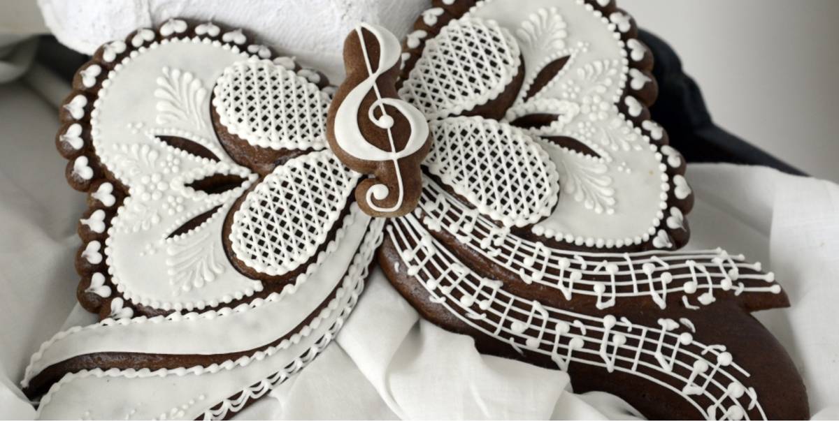 V třešťském muzeu na vás čeká až do 2. února výstava Perník jako šperk, která vám ukáže, že perník může být malým uměleckým dílem. Seznámíte se s tvorbou Dany Holmanové – vášnivé perníkářky, zakladatelky první perníkové školy u nás a lektorky, která se s vámi ráda podělí o receptury i techniky zdobení. Uvidíte perníky zdobené s takovou jemností, že připomínají šperky. Výstava je skvělým tipem na adventní i lednový výlet, pokud máte rádi tradice, vůni perníku a krásu ruční práce. Přijďte se inspirovat a obdivovat perníky, které vás překvapí svou kreativitou i precizností.