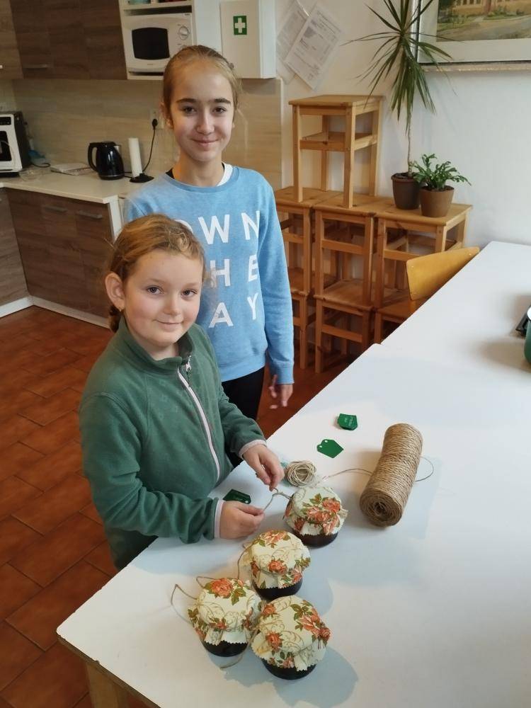 Listopad ve ŠD:  - pohybové aktivity v sokolovně   - rukodělná činnost: hrátky se samotvrdnoucí hmotou, korálkování, kompletování polotovarů z bd.tova  - příprava na jarmark  - perníčkování  - hrátky v terénu   - adventní dílničky