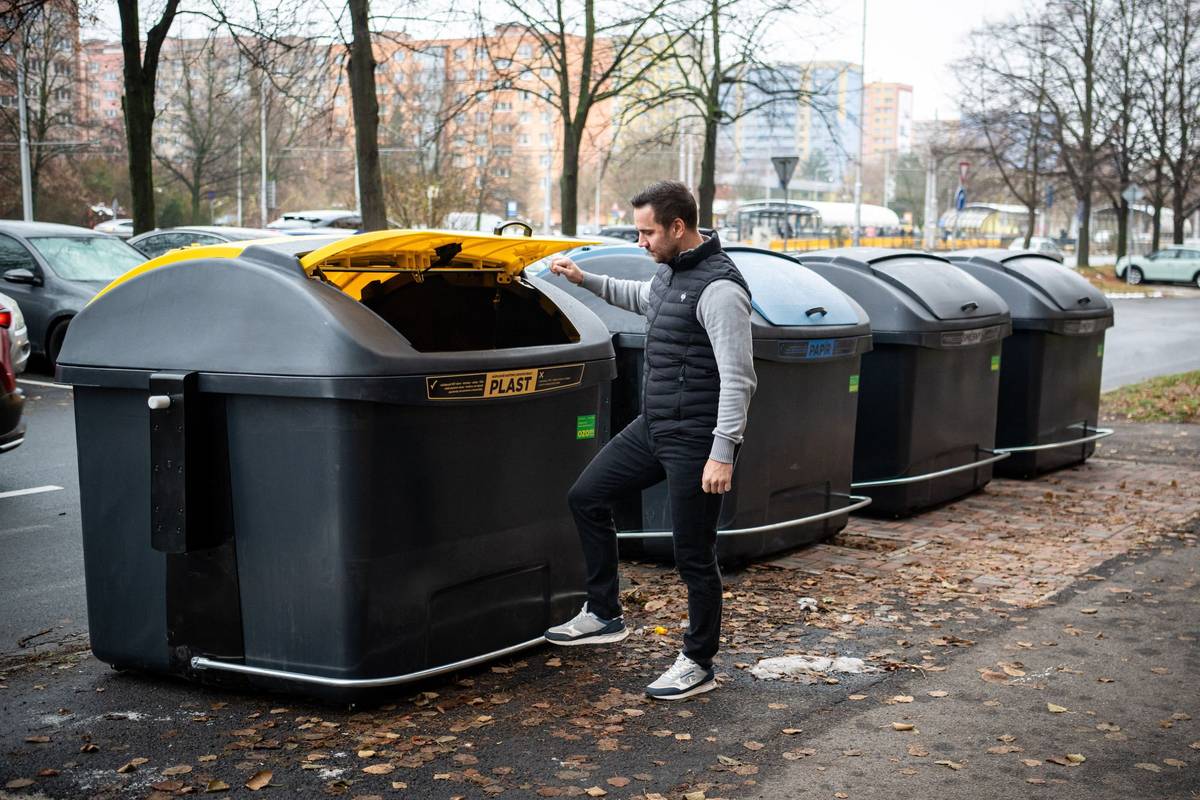 Na vybraných místech Ostravy se mění způsob sběru a svozu komunálního odpadu. Na Jihu se tato novinka týká ulice Dr. Martínka. Stávající nádoby na směsný odpad, papír a plast nahrazuje OZO Ostrava většími kontejnery, které pojmou až 3× více odpadu. Obsluhují je speciální svozová vozidla s bočním výsypem – řidič kontejner uchopí, vysype i vrátí zpět na místo přímo z kabiny, bez nutnosti závozníků. Výhodou je rychlejší a efektivnější svoz, méně hluku a méně průjezdů vozidel v okolí domů, úspora místa na stanovištích i hygieničtější manipulace – víko otevřete nášlapným pedálem, bez dotyku rukou. Tento systém je v Česku zatím novinkou. Je efektivní, šetří čas i náklady a méně zatěžuje obyvatele. Pokud se nový způsob osvědčí, plánuje OZO Ostrava jeho rozšíření i do dalších lokalit.