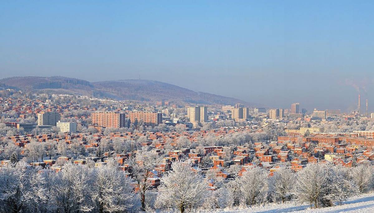 Zlín – Statutární město Zlín bude v novém roce 2026 hospodařit se schodkovým rozpočtem. Rozdíl příjmů a výdajů dorovnají finanční prostředky města z minulých let. Zastupitelé města o tom rozhodli ve čtvrtek 11. prosince 2025 na svém letos posledním zasedání.