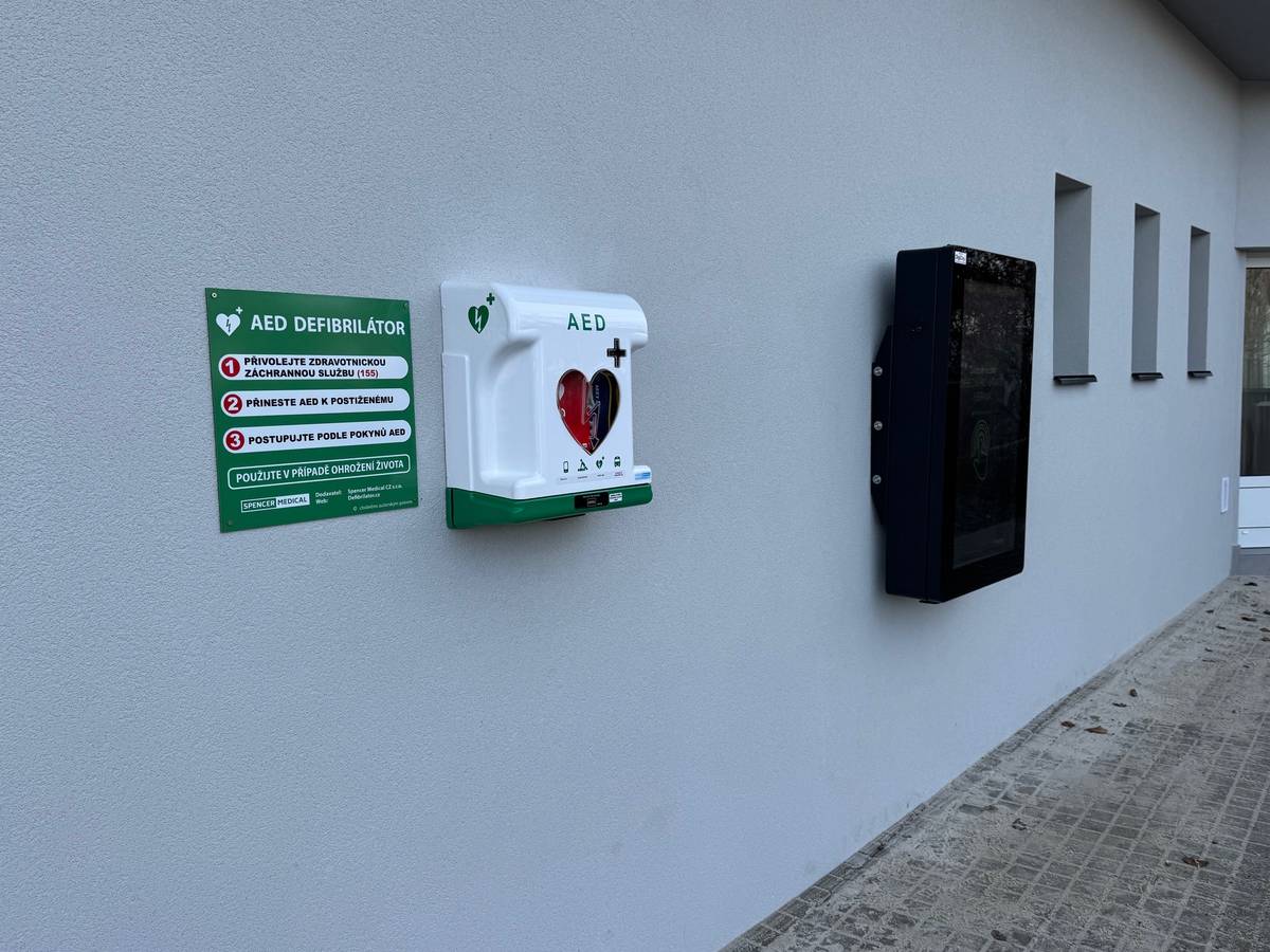 Na budově Obecního úřadu Herink byl instalován nový automatický externí defibrilátor (AED). Zařízení je určeno k poskytnutí první pomoci při srdeční zástavě a jeho použití může výrazně zvýšit šanci na záchranu života ještě před příjezdem záchranné služby. AED je umístěn ve venkovním boxu na budově OÚ a je trvale monitorován kamerovým systémem. Zařízení je určeno výhradně pro naléhavé případy ohrožení života. Žádáme rodiče, aby dětem vysvětlili, že AED není hračka, ani běžné vybavení k prolézání či zkoušení. Neoprávněná manipulace může poškodit zařízení nebo zdržet jeho použití v situaci, kdy půjde o minuty. Zařízení je plně automatické, po otevření vydává hlasové pokyny a jeho použití je velmi jednoduché. V případě potřeby se jej může ujmout i laik – zařízení vede uživatele krok za krokem. Děkujeme, že respektujete účel tohoto přístroje a pomáháte tak chránit zdraví a bezpečnost v naší obci.
