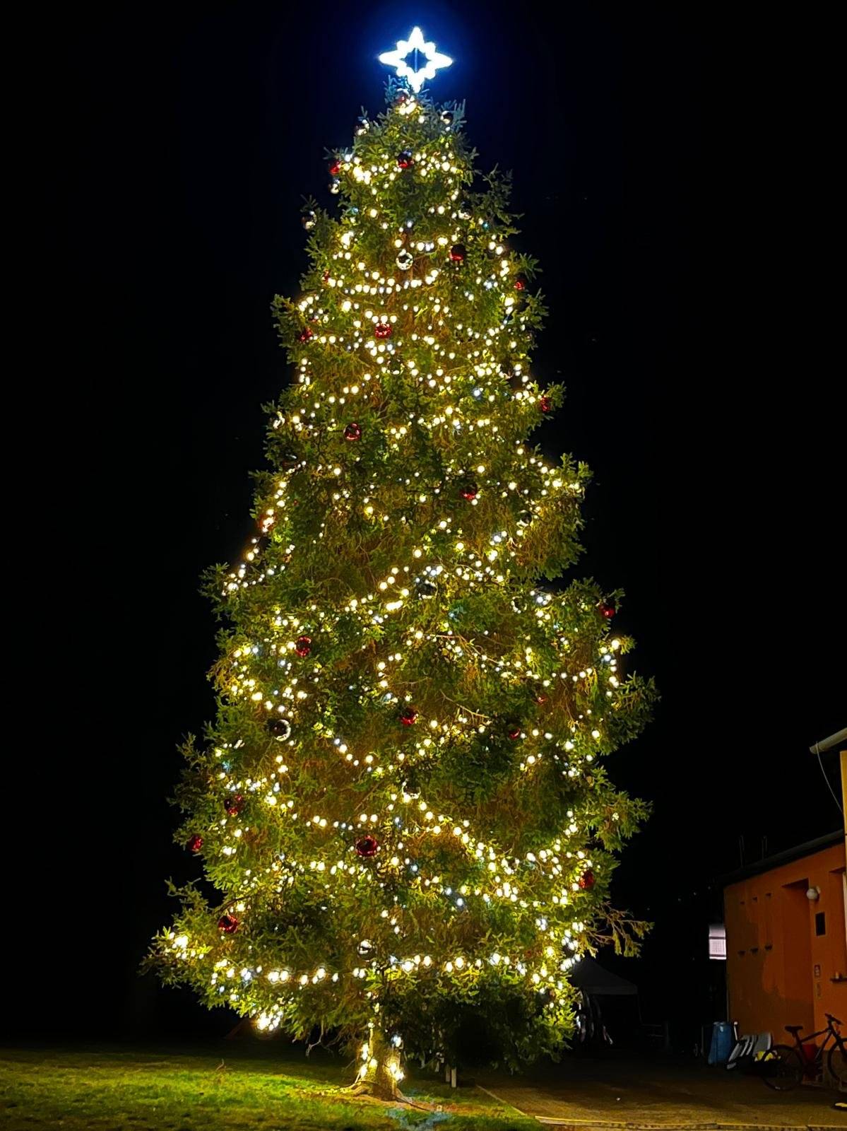 A teď potřebujeme vaši podporu!  Náš vánoční strom reprezentuje naši obec v soutěži pořádané společností ČEZ a my máme šanci získat finanční odměnu až 200 000 Kč, která by nám velmi pomohla při obnově obce po povodních a podpoře komunitního života, který byl touto událostí zasažen.   Každý hlas se počítá! Pomozte nám uspět a pošlete hlas právě našemu stromu. Stačí pár kliknutí – a pomůžete dobré věci.   Hlasování probíhá od 10. 12. do 18. 12. 2025 Hlasovat můžete zde: www.cez.cz/vanoce   Postup hlasování: Na odkazu www.cez.cz/vanoce vepište nebo vyhledejte naši obec Brantice Klikněte na fotografii našeho vánočního stromu Odešlete svůj hlas a potvrďte jej v e-mailu   Děkujeme všem, kteří nás podpoří a pomohou nám znovu posílit naši obec!