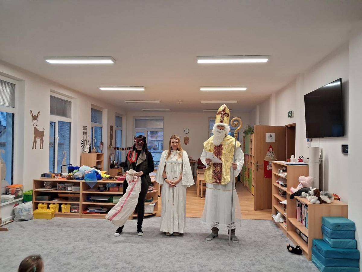 V pátek 5.12.2025 před bruslením dorazila do školky vzácná návštěva. Děti zazpívaly a zarecitovaly Mikulášské písně. Za odměnu dostaly zdravou dobrotu.
