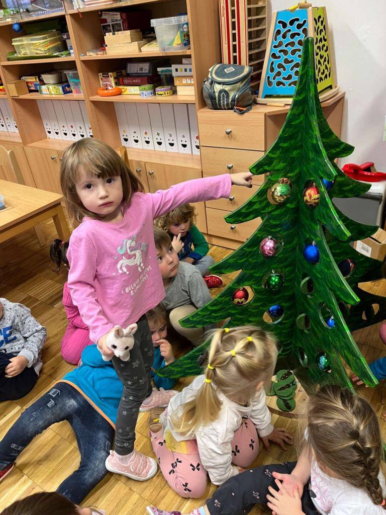 Zdobení vánočních baněk spojené s tematickým příběhem O vánočním stromečku.