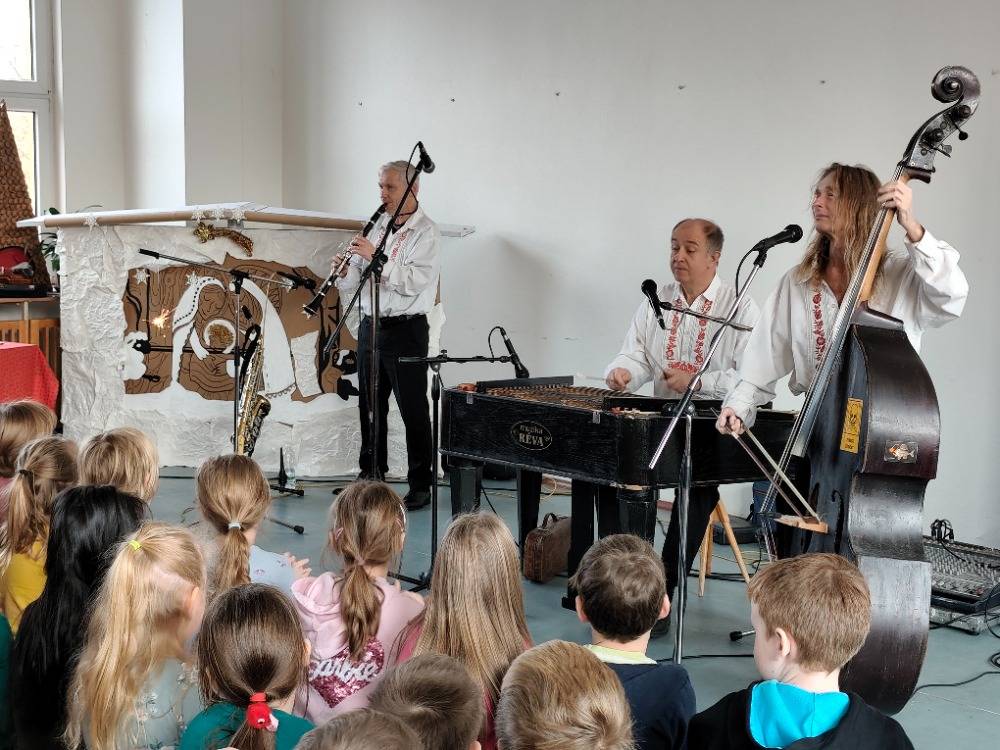 V úterý 9. 12. rozezněly Slovákovu koledy a české i zahraniční vánoční písně v podání Cimbálové muziky Réva. Všechny děti zpívaly, tleskaly a nakonec i tančily.
